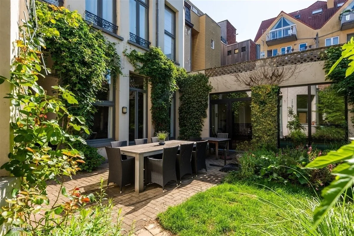 Groene stadstuin met terras achter een herenwoning