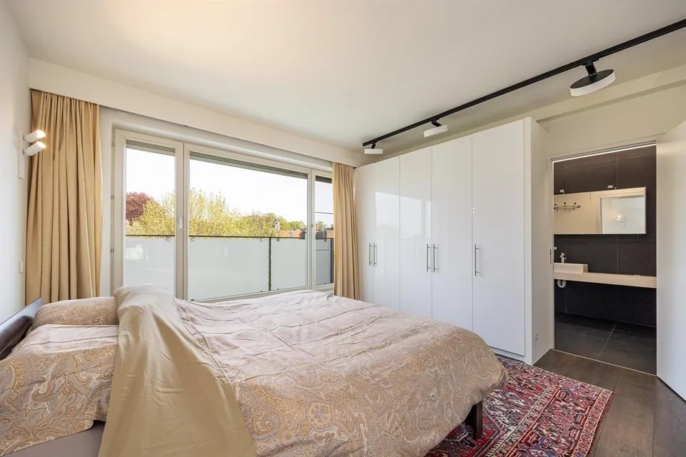 Slaapkamer met schuiframen naar het terras