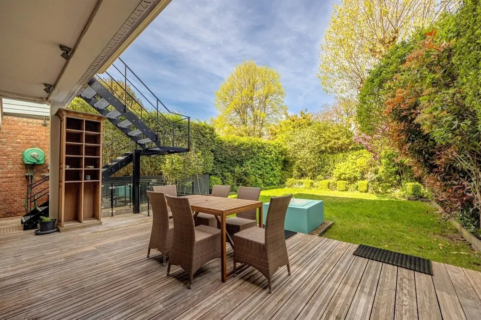 Terras op bankirai met tafel, aan de tuin