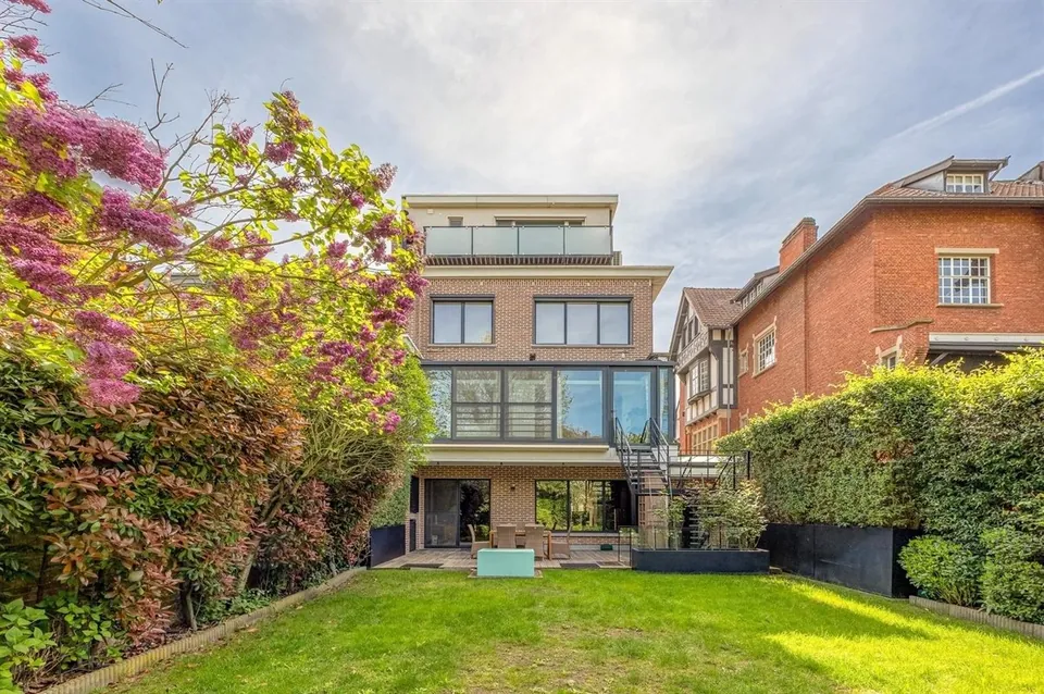 Achtergevel van de herenwoning aan de Van Putlei, met aangelegde tuin